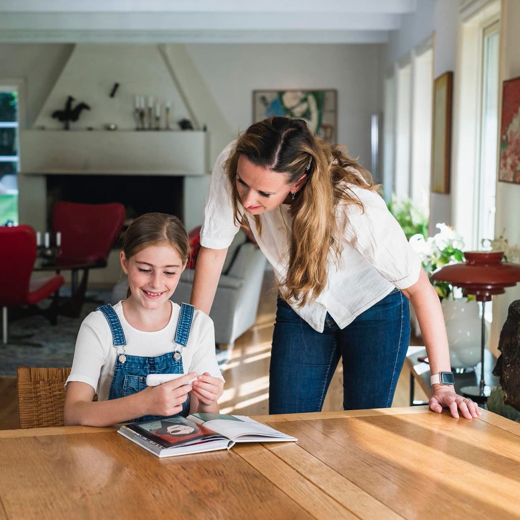 Una bambina utilizza una penna C-Pen per studiare e leggere libri