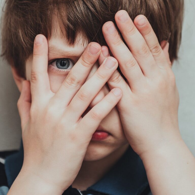 Un bambino che ha difficoltà di socializzazione può avere un grande senso di frustrazione.