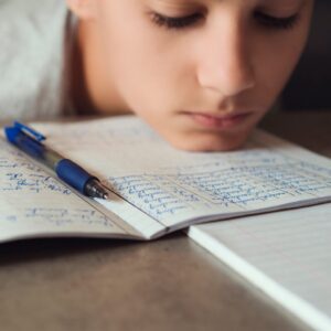 Un bambino che ha difficoltà di scrittura può avere un grande senso di frustrazione.